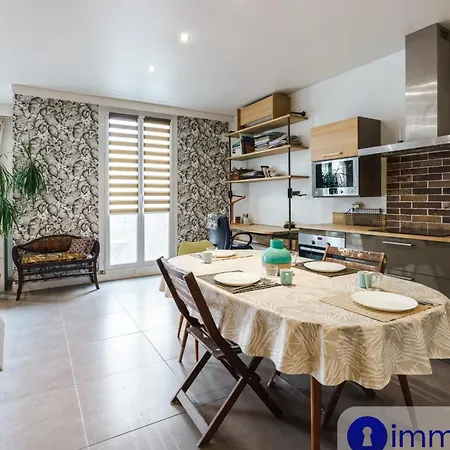 Apartment In The Liberation District *